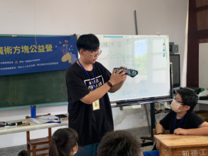 2023夢想一號舉辦的東石暑期公益營的總召勁樺，他正在講解使用計時器的方法