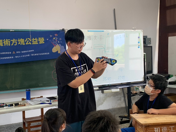2023夢想一號舉辦的東石暑期公益營的總召勁樺,他正在講解使用計時器的方法 2023夢想一號舉辦的東石暑期公益營的總召勁樺,他正在講解使用計時器的方法